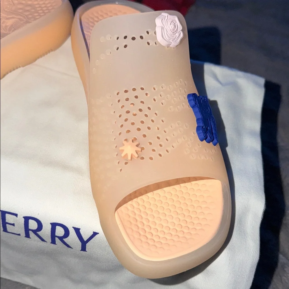 Burberry stingray sandals brand new w/ tags size 40 US size 9 marshmallow color - Picture 2 of 9